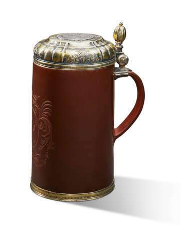 A SILVER-GILT MOUNTED BÖTTGER POLISHED RED STONEWARE TANKARD AND COVER - фото 2