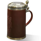A SILVER-GILT MOUNTED BÖTTGER POLISHED RED STONEWARE TANKARD AND COVER - фото 2