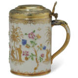 A SILVER-GILT MOUNTED MEISSEN PORCELAIN HAUSMALEREI TANKARD AND COVER - фото 2