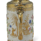 A SILVER-GILT MOUNTED MEISSEN PORCELAIN HAUSMALEREI TANKARD AND COVER - фото 4