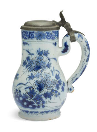 A PEWTER-MOUNTED DUTCH DELFT BLUE AND WHITE TANKARD AND COVER - Foto 1
