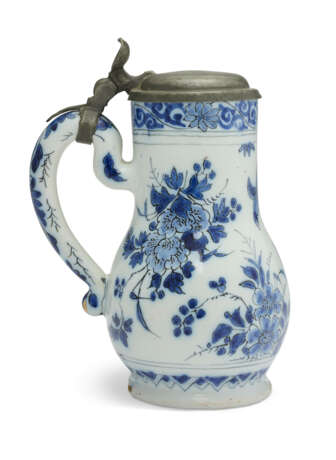 A PEWTER-MOUNTED DUTCH DELFT BLUE AND WHITE TANKARD AND COVER - photo 2