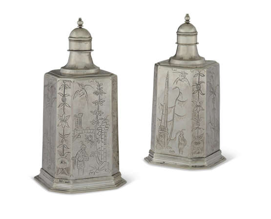 A PAIR OF CHARLES II SILVER OCTAGONAL SCENT FLASKS - фото 1