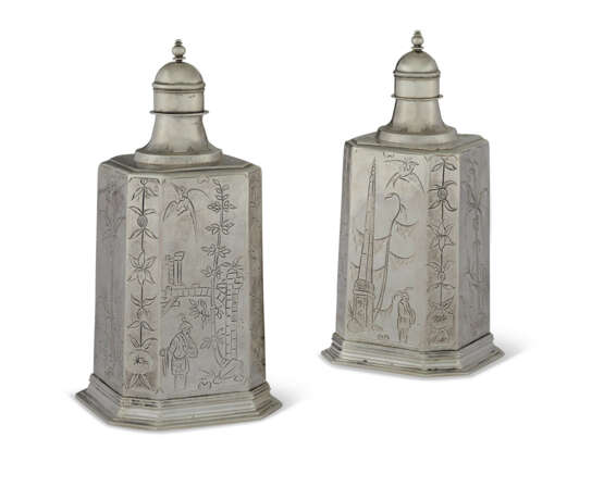 A PAIR OF CHARLES II SILVER OCTAGONAL SCENT FLASKS - Foto 1