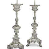 A PAIR OF ITALIAN SILVER ALTAR CANDLESTICKS - фото 1