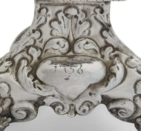 A PAIR OF ITALIAN SILVER ALTAR CANDLESTICKS - Foto 2