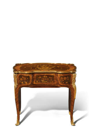 A FRENCH TULIPWOOD, AMARANTH, FRUITWOOD AND MARQUETRY TABLE MECANIQUE (TABLE A COULISSE) - фото 1