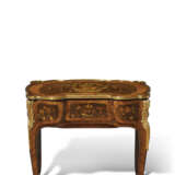 A FRENCH TULIPWOOD, AMARANTH, FRUITWOOD AND MARQUETRY TABLE MECANIQUE (TABLE A COULISSE) - Foto 1