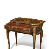 A FRENCH TULIPWOOD, AMARANTH, FRUITWOOD AND MARQUETRY TABLE MECANIQUE (TABLE A COULISSE) - Foto 2