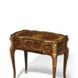 A FRENCH TULIPWOOD, AMARANTH, FRUITWOOD AND MARQUETRY TABLE MECANIQUE (TABLE A COULISSE) - Foto 3