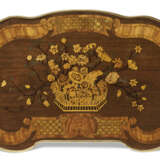 A FRENCH TULIPWOOD, AMARANTH, FRUITWOOD AND MARQUETRY TABLE MECANIQUE (TABLE A COULISSE) - Foto 4