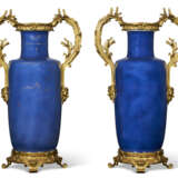 A PAIR OF LOUIS XV ORMOLU-MOUNTED CHINESE POWDER-BLUE PORCELAIN VASES - Foto 2