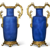 A PAIR OF LOUIS XV ORMOLU-MOUNTED CHINESE POWDER-BLUE PORCELAIN VASES - Foto 4