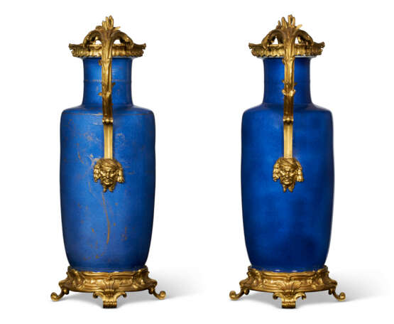 A PAIR OF LOUIS XV ORMOLU-MOUNTED CHINESE POWDER-BLUE PORCELAIN VASES - Foto 5