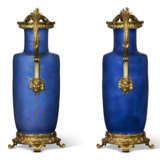 A PAIR OF LOUIS XV ORMOLU-MOUNTED CHINESE POWDER-BLUE PORCELAIN VASES - фото 5