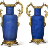 A PAIR OF LOUIS XV ORMOLU-MOUNTED CHINESE POWDER-BLUE PORCELAIN VASES - фото 6