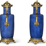 A PAIR OF LOUIS XV ORMOLU-MOUNTED CHINESE POWDER-BLUE PORCELAIN VASES - Foto 8