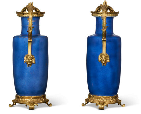 A PAIR OF LOUIS XV ORMOLU-MOUNTED CHINESE POWDER-BLUE PORCELAIN VASES - Foto 8