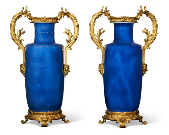 A PAIR OF LOUIS XV ORMOLU-MOUNTED CHINESE POWDER-BLUE PORCELAIN VASES - Foto 9