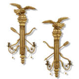 A PAIR OF REGENCY STYLE GILTWOOD AND GILT COMPOSITION TWO-BRANCH WALL LIGHTS - Foto 1