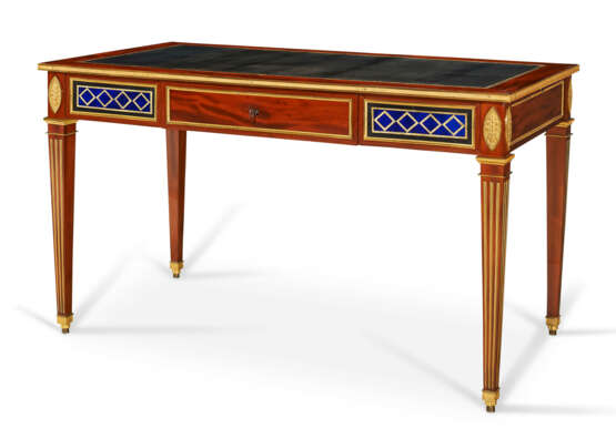 A RUSSIAN ORMOLU AND VERRE EGLOMISE-MOUNTED AND BRASS-INLAID MAHOGANY BUREAU-PLAT - фото 2