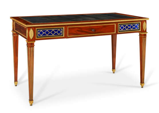 A RUSSIAN ORMOLU AND VERRE EGLOMISE-MOUNTED AND BRASS-INLAID MAHOGANY BUREAU-PLAT - photo 3