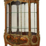 A LARGE FRENCH ORMOLU-MOUNTED KINGWOOD, BOIS DE BOUT MARQUETRY AND VERNIS MARTIN VITRINE - photo 2