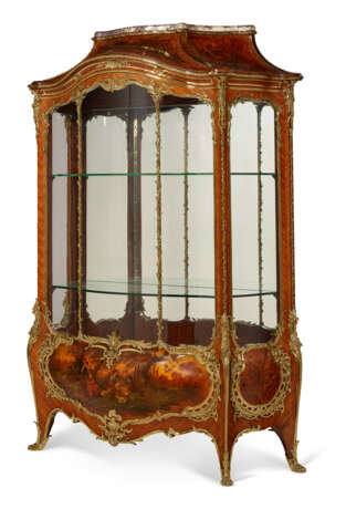 A LARGE FRENCH ORMOLU-MOUNTED KINGWOOD, BOIS DE BOUT MARQUETRY AND VERNIS MARTIN VITRINE - photo 2