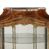 A LARGE FRENCH ORMOLU-MOUNTED KINGWOOD, BOIS DE BOUT MARQUETRY AND VERNIS MARTIN VITRINE - Foto 3