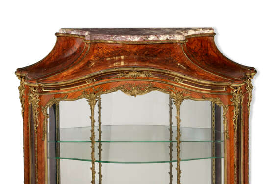 A LARGE FRENCH ORMOLU-MOUNTED KINGWOOD, BOIS DE BOUT MARQUETRY AND VERNIS MARTIN VITRINE - фото 3