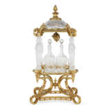 A FRENCH ORMOLU-MOUNTED CUT AND MOLDED GLASS TANTALUS - Foto 1