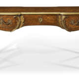 A FRENCH ORMOLU-MOUNTED KINGWOOD, TULIPWOOD AND FLORAL MARQUETRY CENTER TABLE - photo 4