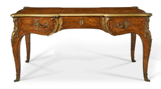 A FRENCH ORMOLU-MOUNTED KINGWOOD, TULIPWOOD AND FLORAL MARQUETRY CENTER TABLE - photo 4
