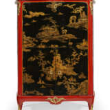 A LOUIS XV ORMOLU-MOUTNED CHINESE LACQUER AND RED-JAPANNED SECRETAIRE - Foto 5