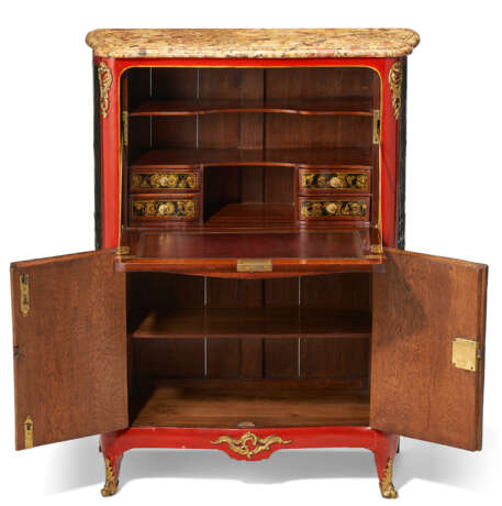 A LOUIS XV ORMOLU-MOUTNED CHINESE LACQUER AND RED-JAPANNED SECRETAIRE - Foto 7