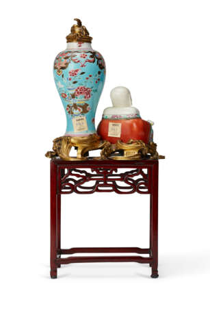 AN ORMOLU-MOUNTED CHINESE EXPORT PORCELAIN FAMILLE ROSE BUDDHA AND VASE GROUP - Foto 2