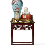 AN ORMOLU-MOUNTED CHINESE EXPORT PORCELAIN FAMILLE ROSE BUDDHA AND VASE GROUP - photo 2