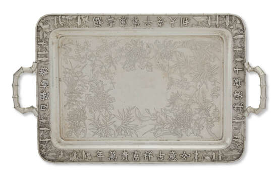 A CHINESE EXPORT SILVER TWO-HANDLED TRAY - Foto 1