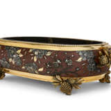 A FINE FRENCH 'JAPONISME' GILT, SILVERED, AND PATINATED BRONZE JARDINIERE - Foto 1