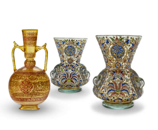 A PAIR OF BROCARD ENAMELED GLASS MOSQUE LAMPS AND AN AMBER GLASS VASE - фото 1