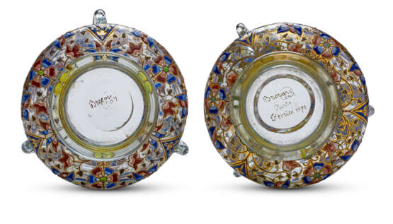 A PAIR OF BROCARD ENAMELED GLASS MOSQUE LAMPS AND AN AMBER GLASS VASE - photo 2