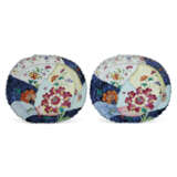 A LARGE PAIR OF CHINESE EXPORT PORCELAIN 'TOBACCO LEAF' PLATTERS - photo 1