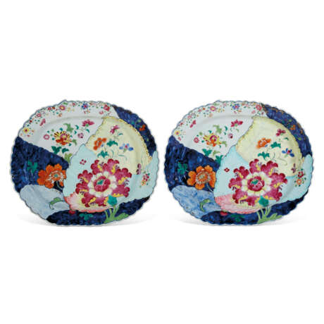 A LARGE PAIR OF CHINESE EXPORT PORCELAIN 'TOBACCO LEAF' PLATTERS - фото 1
