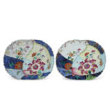 A PAIR OF CHINESE EXPORT 'TOBACCO LEAF' PLATTERS - photo 1