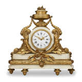 A LARGE NAPOLEON III ORMOLU AND WHITE MARBLE DOUBLE-SIDED THREE-PIECE CLOCK GARNITURE - Foto 5