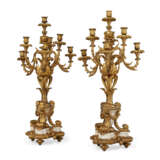 A LARGE NAPOLEON III ORMOLU AND WHITE MARBLE DOUBLE-SIDED THREE-PIECE CLOCK GARNITURE - Foto 6