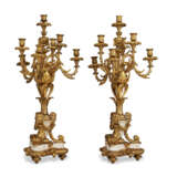 A LARGE NAPOLEON III ORMOLU AND WHITE MARBLE DOUBLE-SIDED THREE-PIECE CLOCK GARNITURE - Foto 8