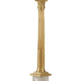 AN EARLY VICTORIAN ORMOLU AND SULPHIDE GLASS COMMEMORATIVE COLUMN - Foto 2