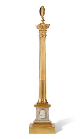 AN EARLY VICTORIAN ORMOLU AND SULPHIDE GLASS COMMEMORATIVE COLUMN - Foto 3