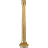 AN EARLY VICTORIAN ORMOLU AND SULPHIDE GLASS COMMEMORATIVE COLUMN - Foto 5